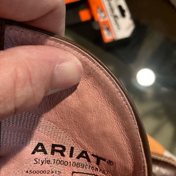 Women’s Ariat square toed boots - Picture 4 of 6